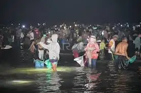 Bau Nyale: Ketika Cacing Laut Jadi Rebutan Ribuan Orang di Pesisir Lombok
