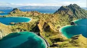 Menikmati Keindahan Alam Labuan Bajo dari Ketinggian: Sebuah Perjalanan Melawan Gravitasi Demi Konten dan Ketenangan Jiwa