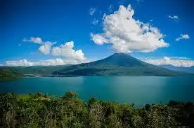 Menelisik Keangkeran Danau Ranau: Keindahan yang Dibungkus Kabut Misteri dan Legenda Lama