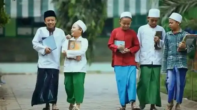 Menemukan Saudara Tanpa Darah: Seni Merawat Ukhuwah di Tengah Hiruk-pikuk Pondok Pesantren