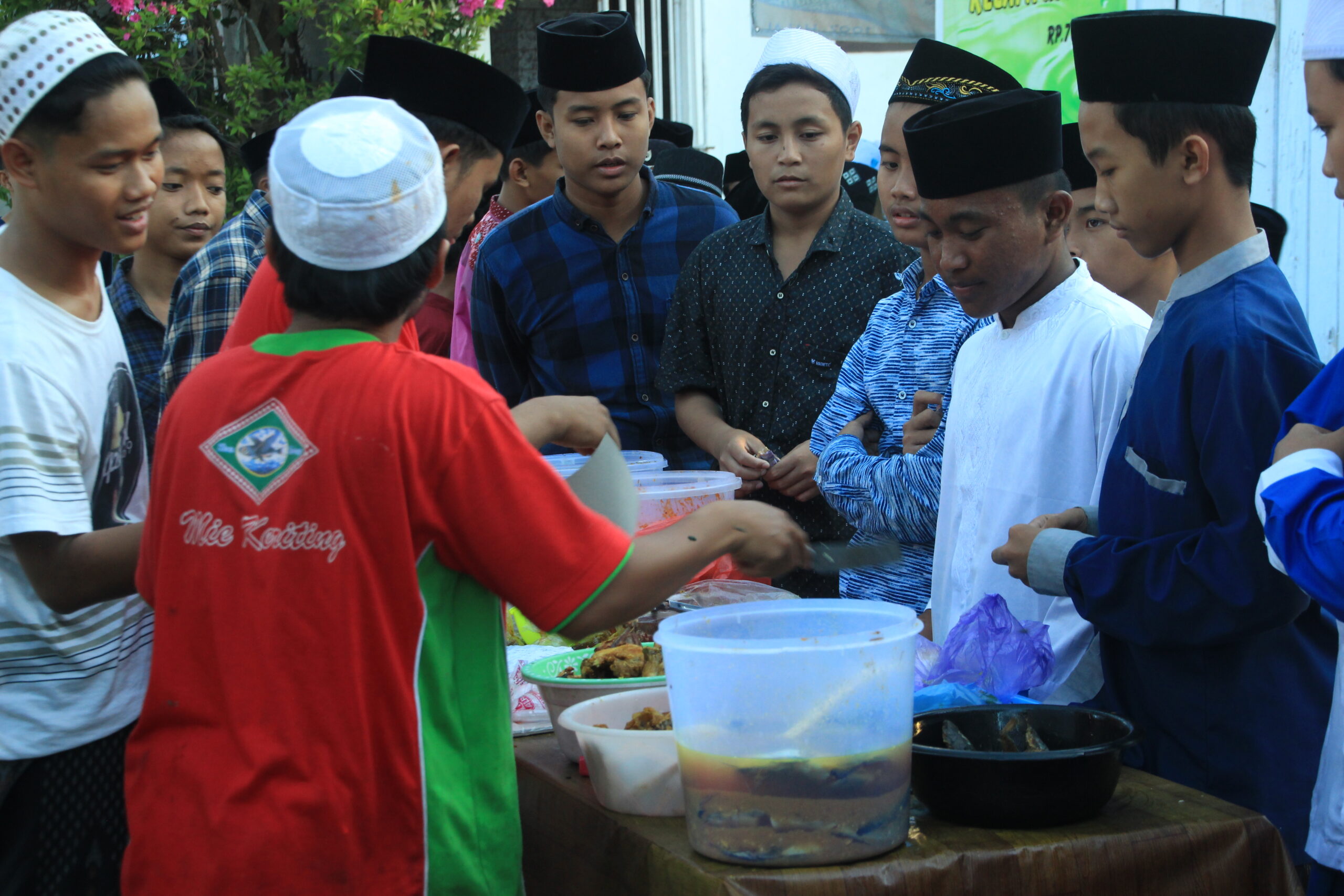 KUCURKAN DANA JUTAAN,WARTEG ASSIROJIYYAH SIAP LAYANI SANTRI BUKA PUASA