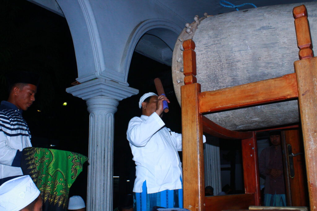 GEMA TAKBIR DAN BEDUG MERIAHKAN MALAM EID DI PONDOK PESANTREN ASSIROJIYYAH