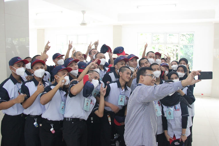 Momen swafoto Dr. Drs. Wardani Sugiyanto, M.Pd. bersama siswa PT JIAEC (PT JIAEC/Iyan M)
