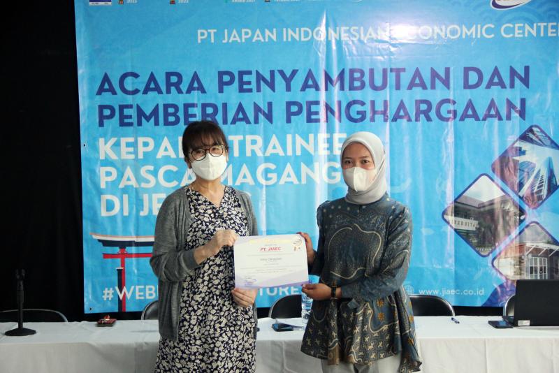 Pemberian piagam penghargaan oleh Ms. Mako Kuroki (PT JIAEC/Naufal Rifqi)