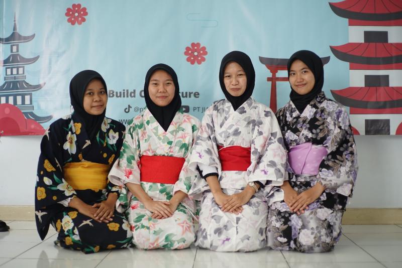 Para siswa menggunakan pakaian Yukata (PT JIAEC/Setiawan)