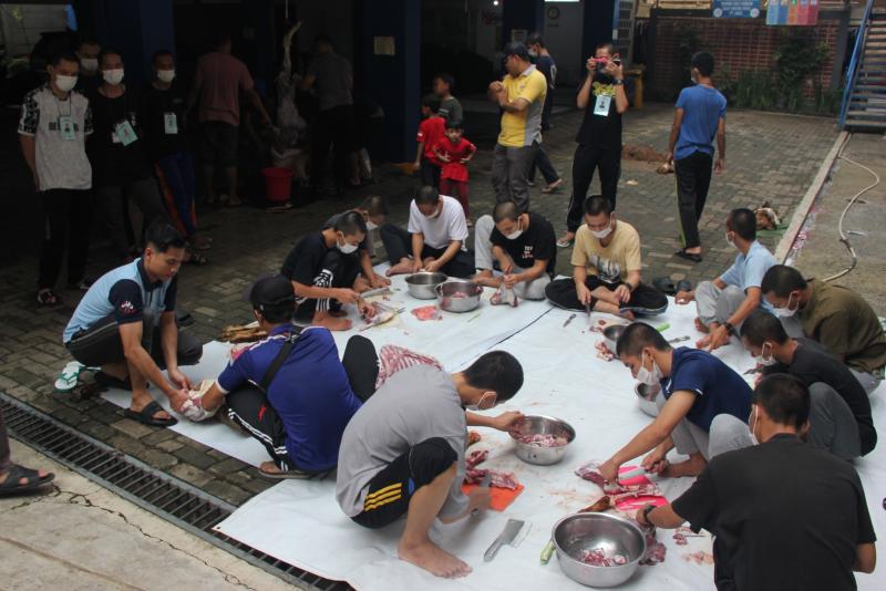 Pemotongan daging kurban oleh trainee dan sensei (Dokumentasi PT JIAEC)