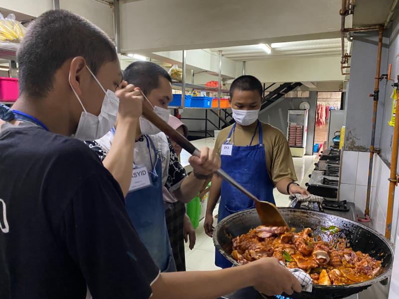 Proses memasak daging kurban (Dokumentasi PT JIAEC)