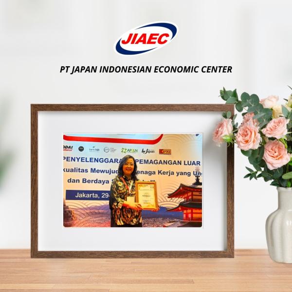 Direktur Utama PT JIAEC, Ibu Maya Aryanti menerima Piagam Penghargaan (PT JIAEC/Dok. Media)