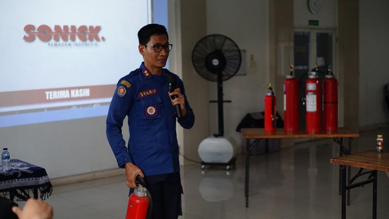 Pelatihan dan penjelasan penanganan kebakaran dan bencana ringan oleh Damkar Kota Depok (PT JIAEC/Naufal Rifqi)