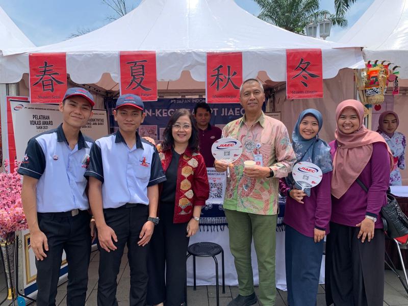 Kunjungan Kepala Disnaker Kota Depok Bapak Sidik Mulyono di Booth PT JIAEC (PT JIAEC/MR Wicaksana)