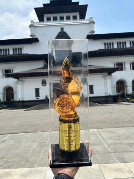 Trophy LPK Favorit PT JIAEC (PT JIAEC/MR Wicaksana)