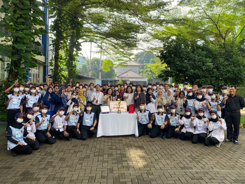 Foto bersama dengan Piala Juara 1 Kyodai National Japanese Language Speech Contest 2025 (PT JIAEC/Bayu AM) Foto bersama dengan Piala Juara 1 Kyodai National Japanese Language Speech Contest 2025 (PT JIAEC/Bayu AM)