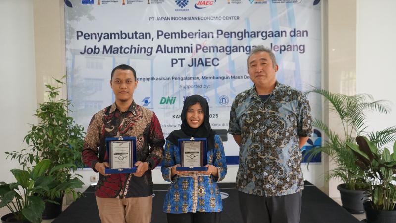 Pemberian penghargaan kepada Alumni (PT JIAEC/Naufal Rifqi)