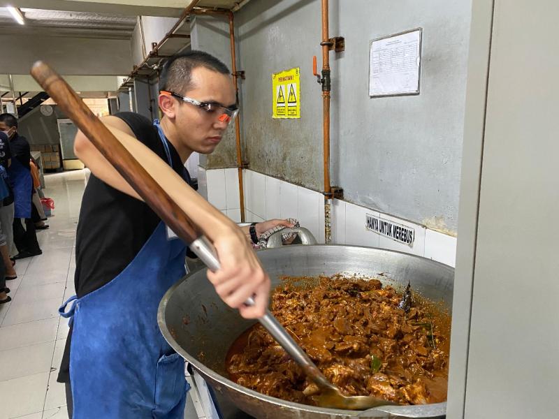 Siswa PT JIAEC sedang memasak gulai kambing (PT JIAEC/Naufal Rifqi) Siswa PT JIAEC sedang memasak gulai kambing (PT JIAEC/Naufal Rifqi)