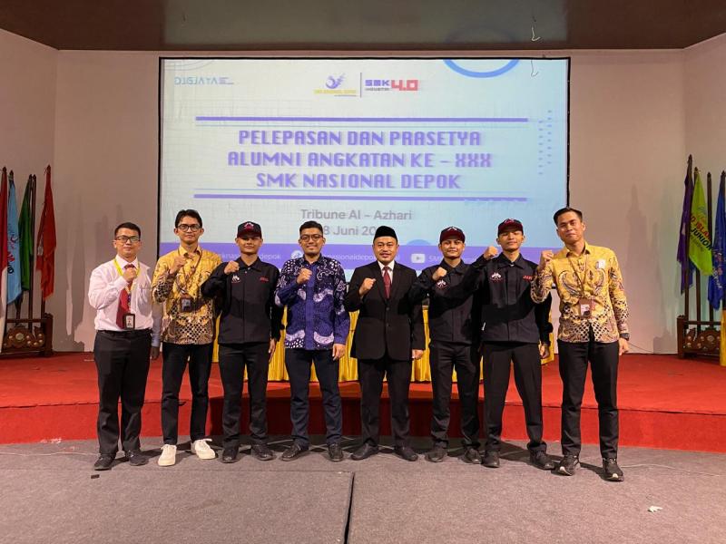 Foto bersama perwakilan PT JIAEC, Direktur Utama Yayasan Sekolah Ghama, Kepala SMK Nasional Depok, dan Siswa PT JIAEC (PT JIAEC/Dok)