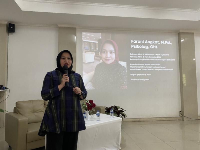 Pemaparan materi dari Ibu Farani Angkat M.Psi., M.Psi., CHT. (PT JIAEC/Naufal Rifqi) Pemaparan materi dari Ibu Farani Angkat M.Psi., M.Psi., CHT. (PT JIAEC/Naufal Rifqi)