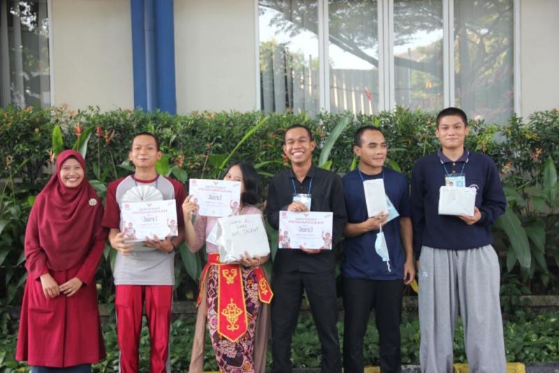 Penyerahan hadiah lomba Juara JIAEC GOT TALENT (PT JIAEC/Setiawan)
