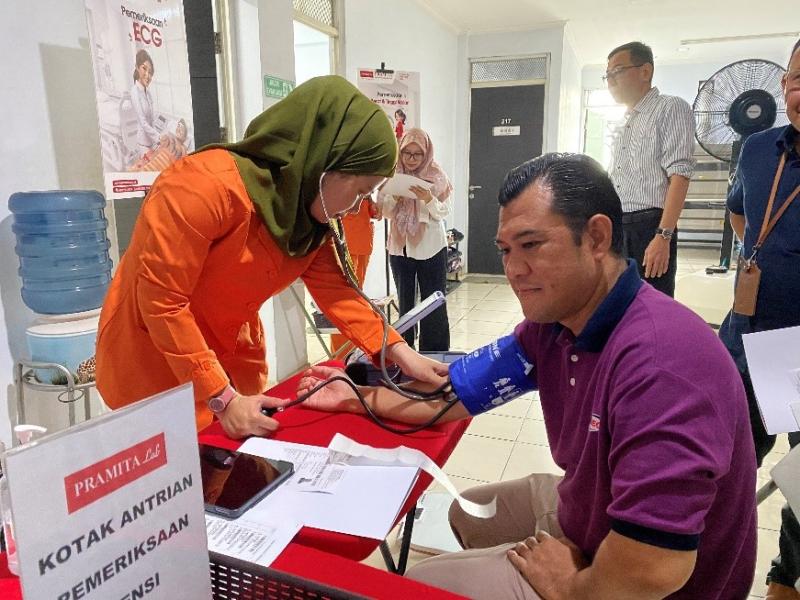 Pemeriksaan tensi (PT JIAEC/Naufal Rifqi)