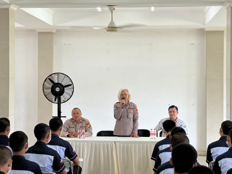 Sosialisasi dari Sat Binmas Polres Metro Depok (PT JIAEC/M Irsyad A) Sosialisasi dari Sat Binmas Polres Metro Depok (PT JIAEC/M Irsyad A)