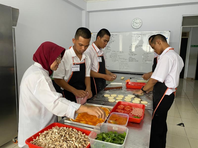 Proses pemberian topping Pizza (PT JIAEC/Naufal)