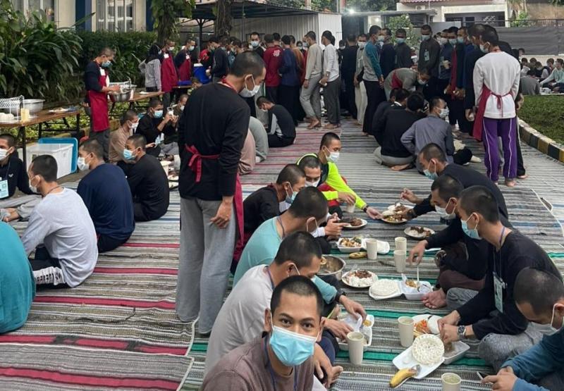Makan Gulai bersama di halaman PT JIAEC Depok (PT JIAEC/Dokumentasi)