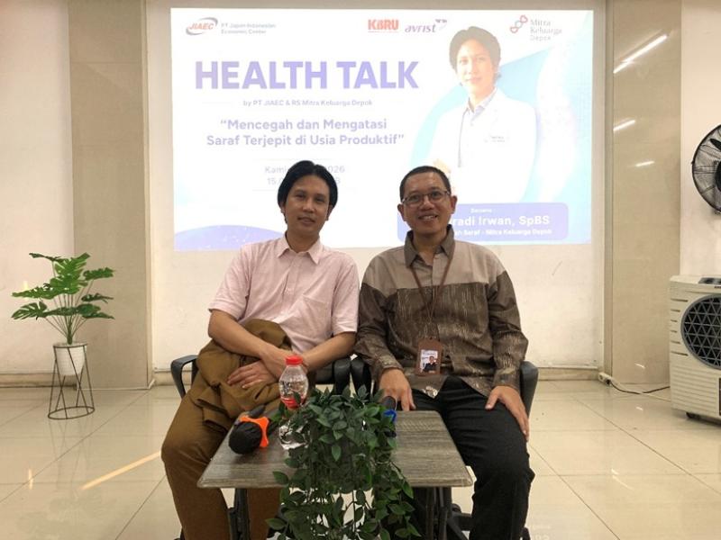 Foto bersama dr. Nuradi Irwan, SpBS. & Bapak Tenten Mangku Sapuan (PT JIAEC/M.R. Wicaksana)