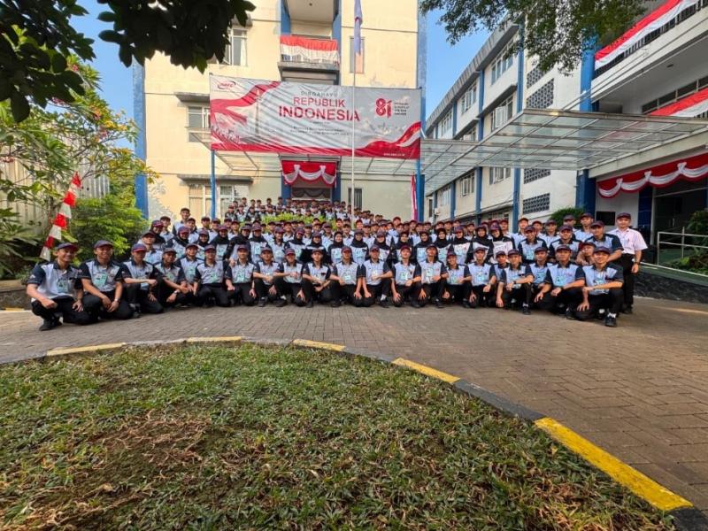 Foto bersama setelah upacara pengibaran bendera Merah Putih (PT JIAEC/Dokumentasi) Foto bersama setelah upacara pengibaran bendera Merah Putih (PT JIAEC/Dokumentasi)