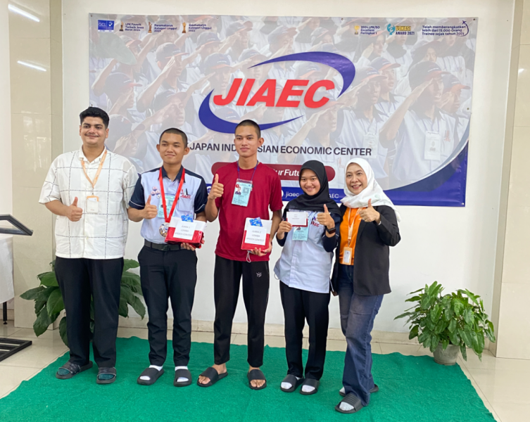 Penyerahan hadiah oleh perwakilan Ria Money Transfer-Kyodai Remittance (PT JIAEC/Dokumentasi) Penyerahan hadiah oleh perwakilan Ria Money Transfer-Kyodai Remittance (PT JIAEC/Dokumentasi)